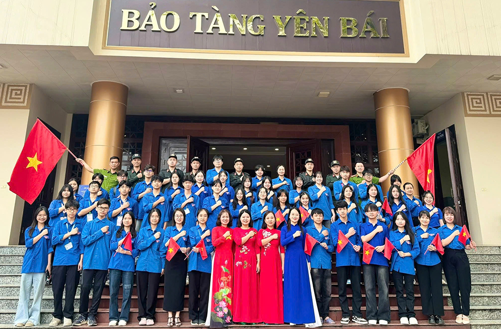 Tuổi trẻ Yên Bái thường xuyên đến Bảo tàng tỉnh để học về lịch sử, trân trọng giá trị văn hóa, bảo tồn giá trị truyền thống quý báu của dân tộc.